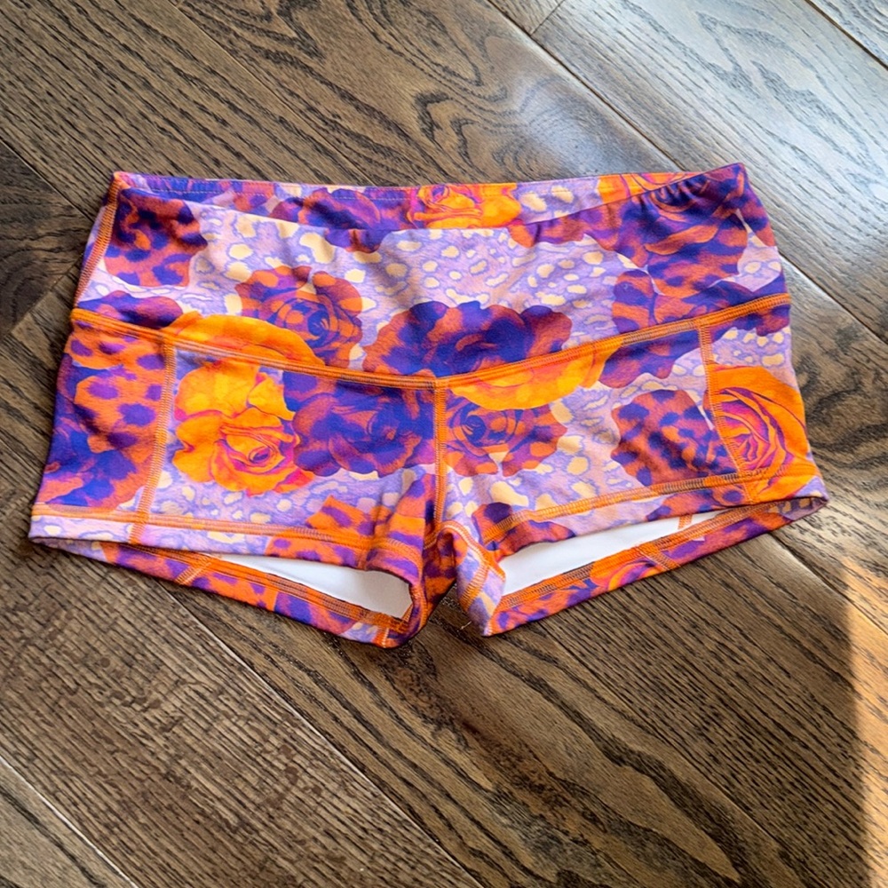 FLEO booty shorts size M